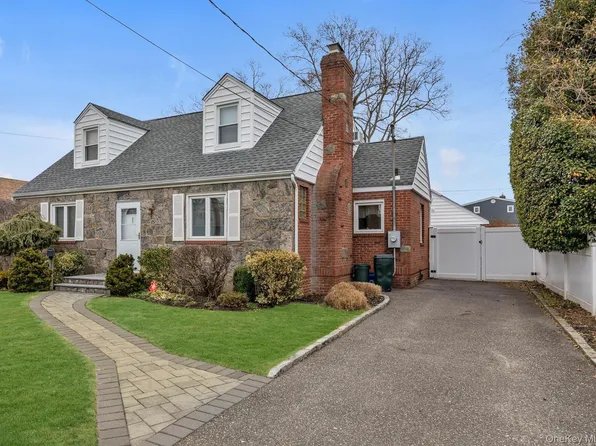 87 Powell Avenue, Merrick, NY 11566