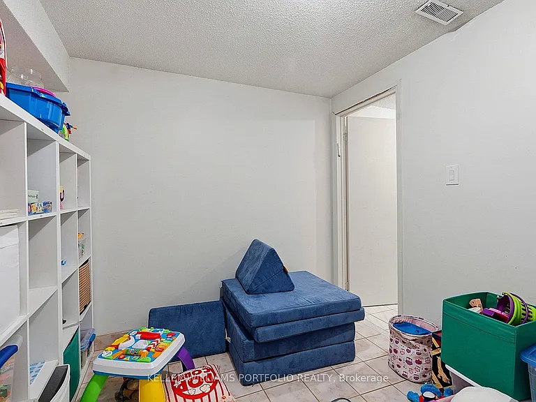 73 Jessica Gdns — Photo 45
