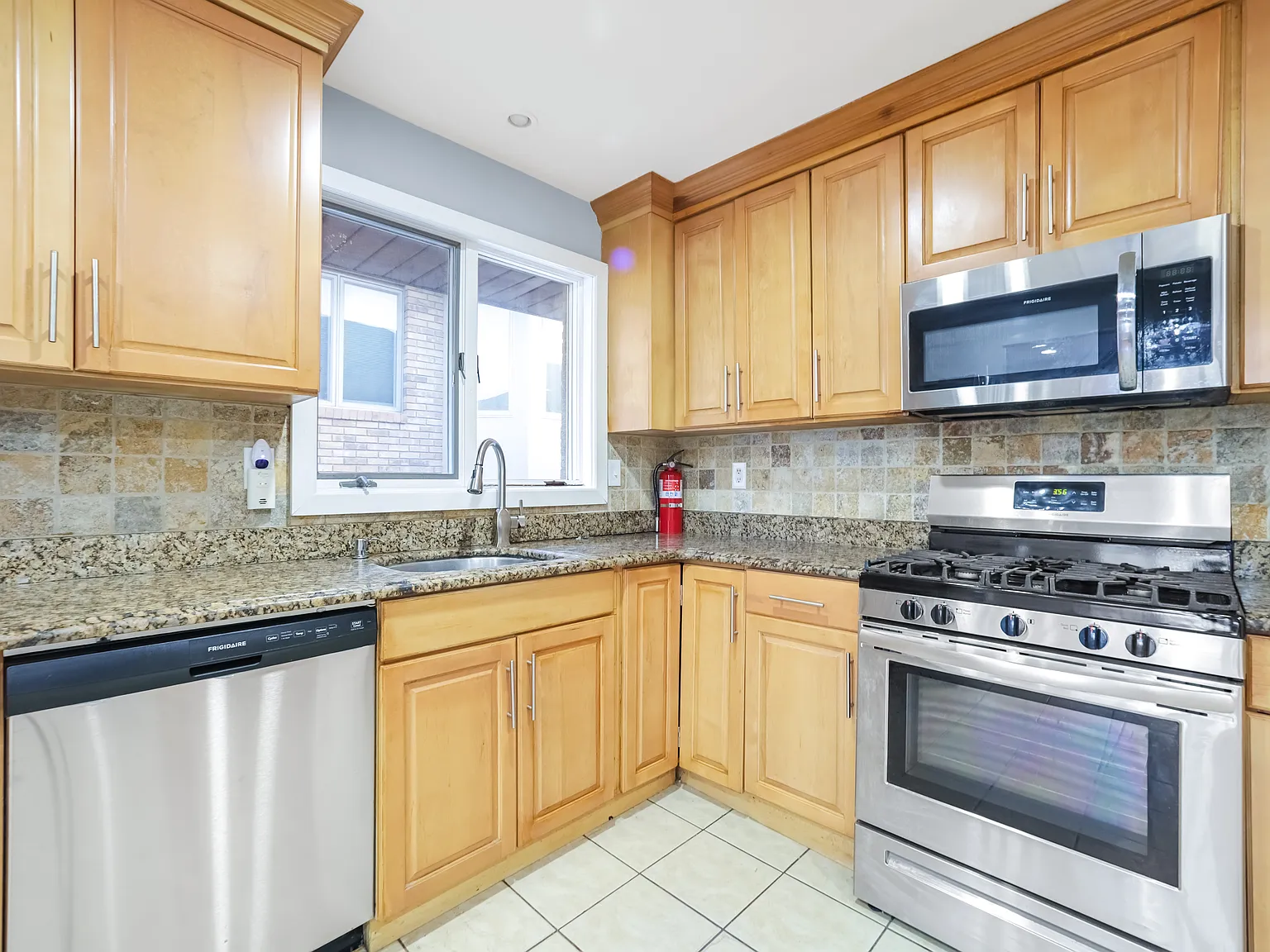 3 bed, 1200 sqft, $3,195 — Photo 3