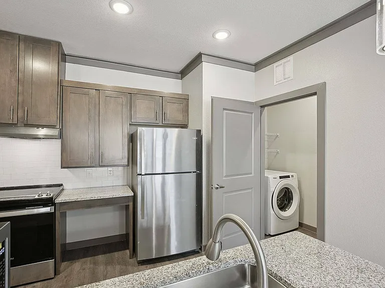 Enjoy a fully equipped modern kitchen and convenient in-unit washer and dryer at Cityscape Apartments in Houston, TX.