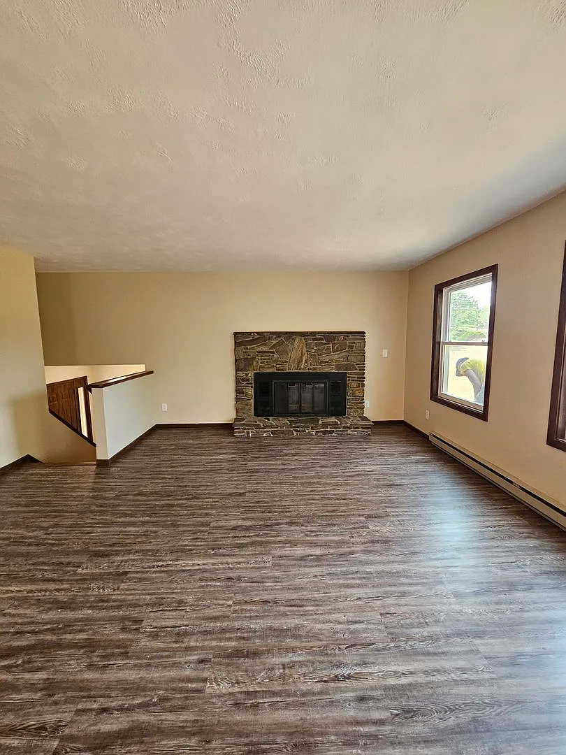 5 Bed | 3 Bath | West Side Home | Double Garage — Photo 3