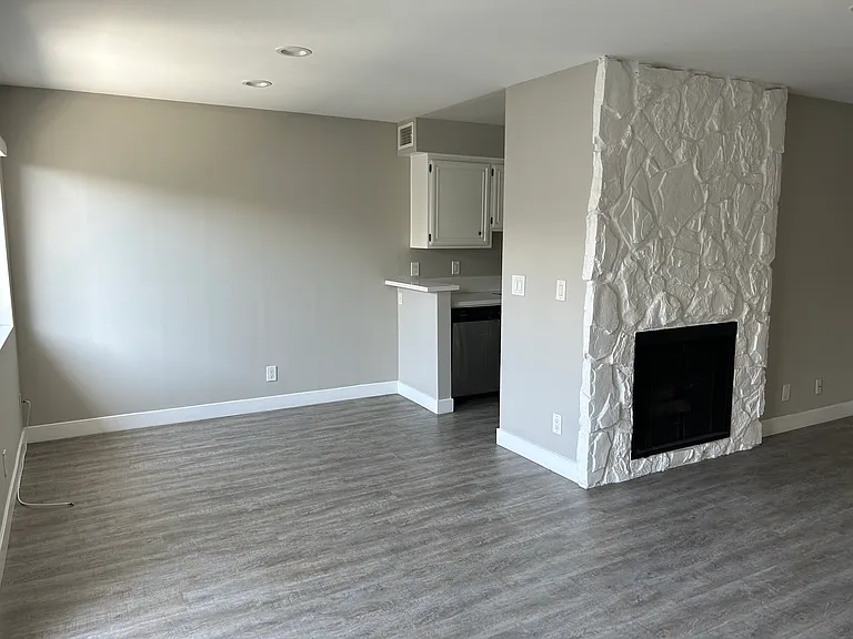 Burbank Apartments — Photo 8