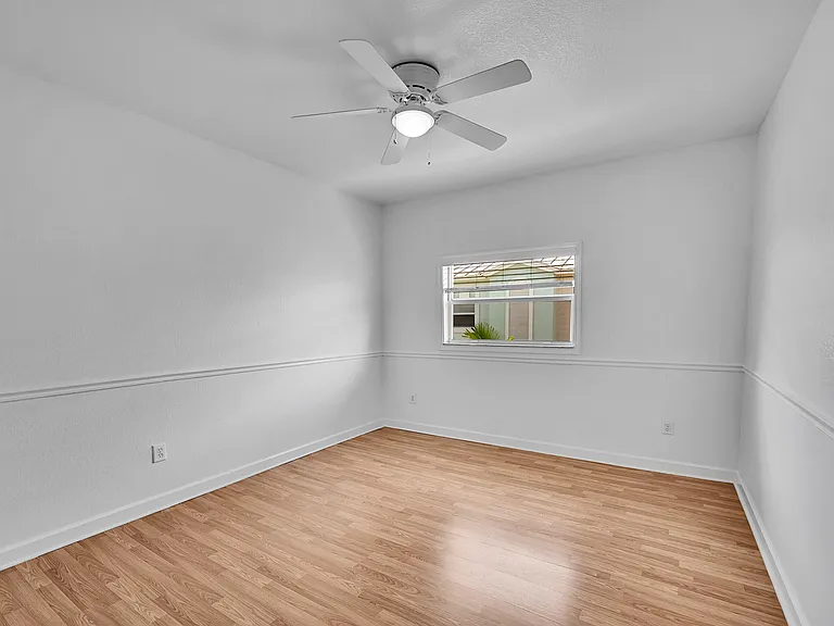 453 NE 1st St — Photo 32