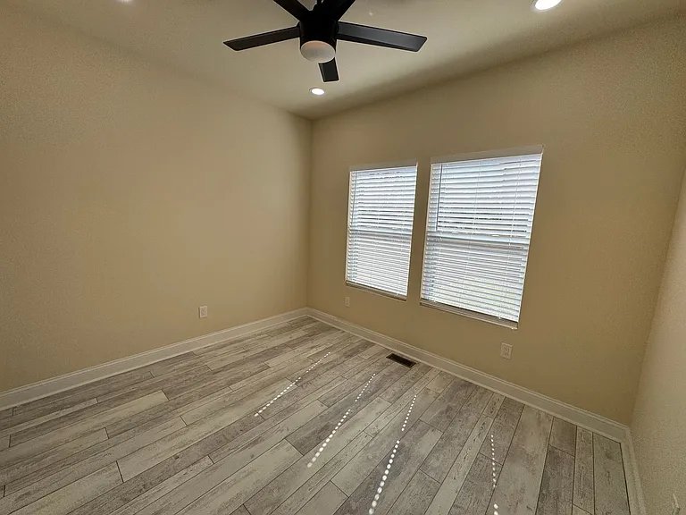 1911 Hermosa St — Photo 13