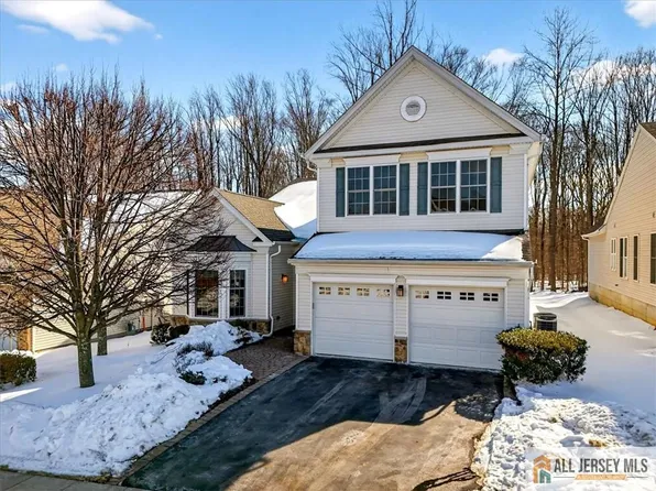 38 Edgemere Dr, Kendall Park, NJ 08824
