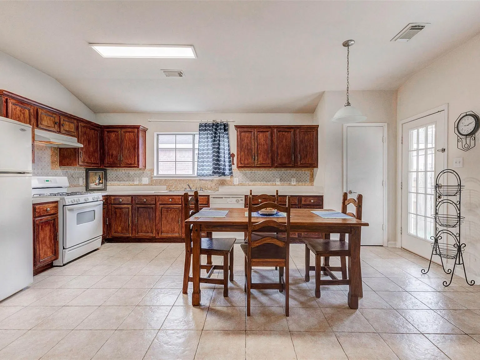 3 bed, 2.0 bath, 1770 sqft, $1,800 — Photo 3