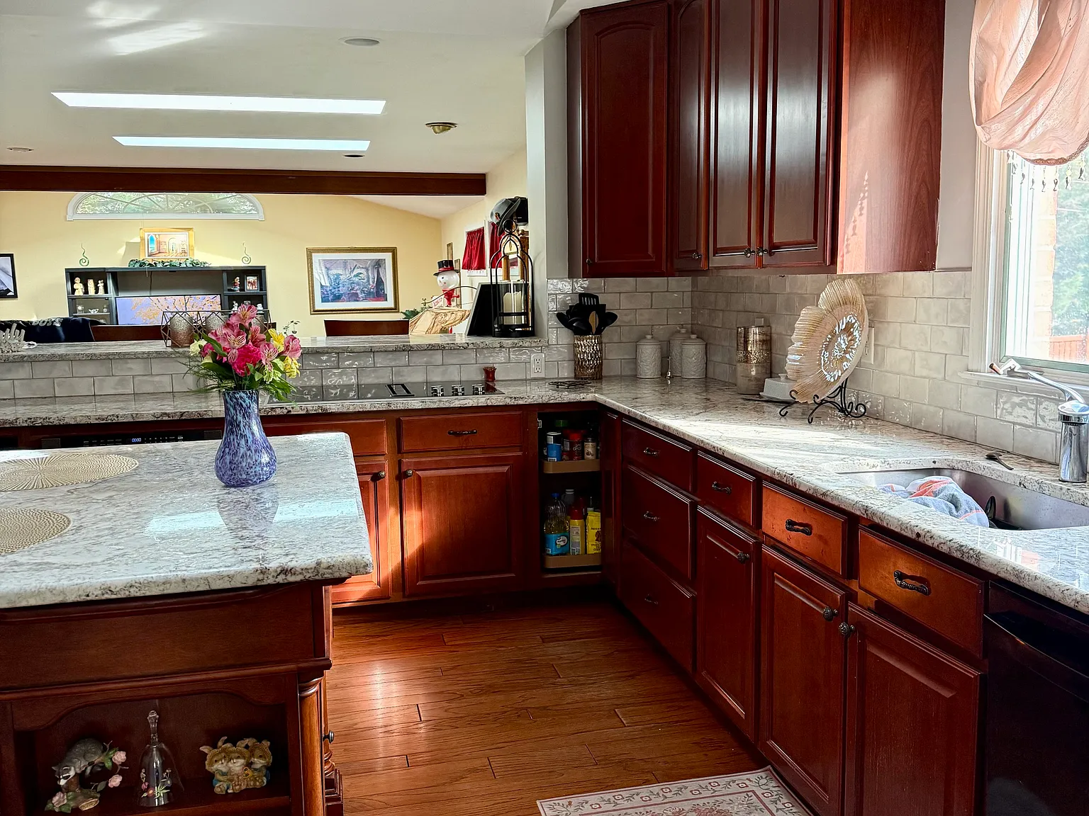 4 bed, 1.5 bath, 2500 sqft, $850 — Photo 3