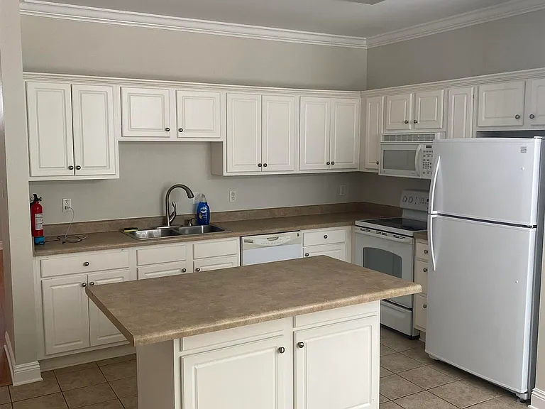 2121 Plantation Ln — Photo 3