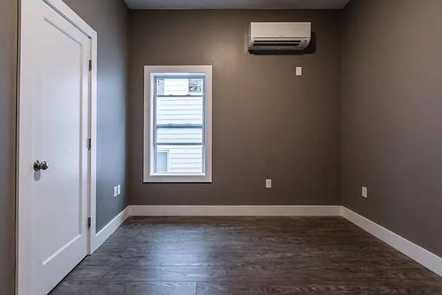 3 bed, 1.5 bath, 950 sqft, $3,200 — Photo 2