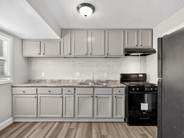 273 Roderick Dr — Photo 2