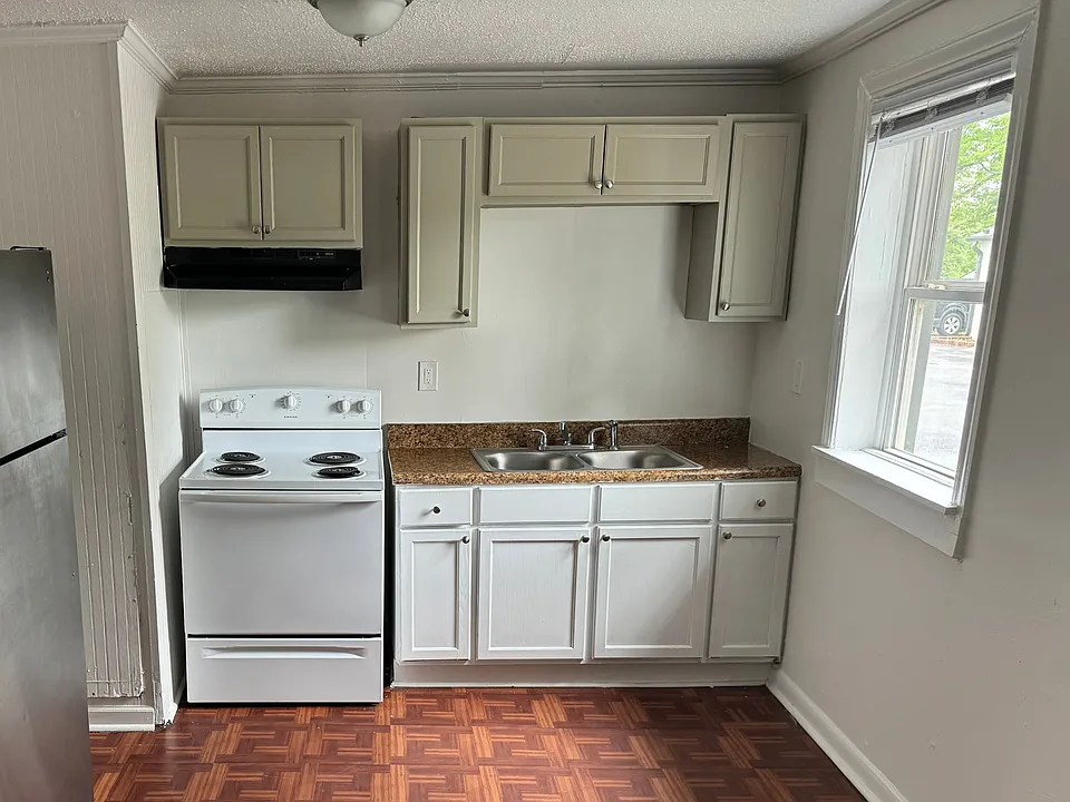 Kitchen (1) Kitchen (1)