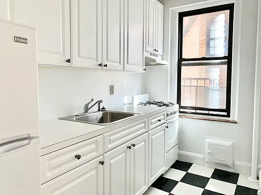 Rented by Arwell Realty | media 11