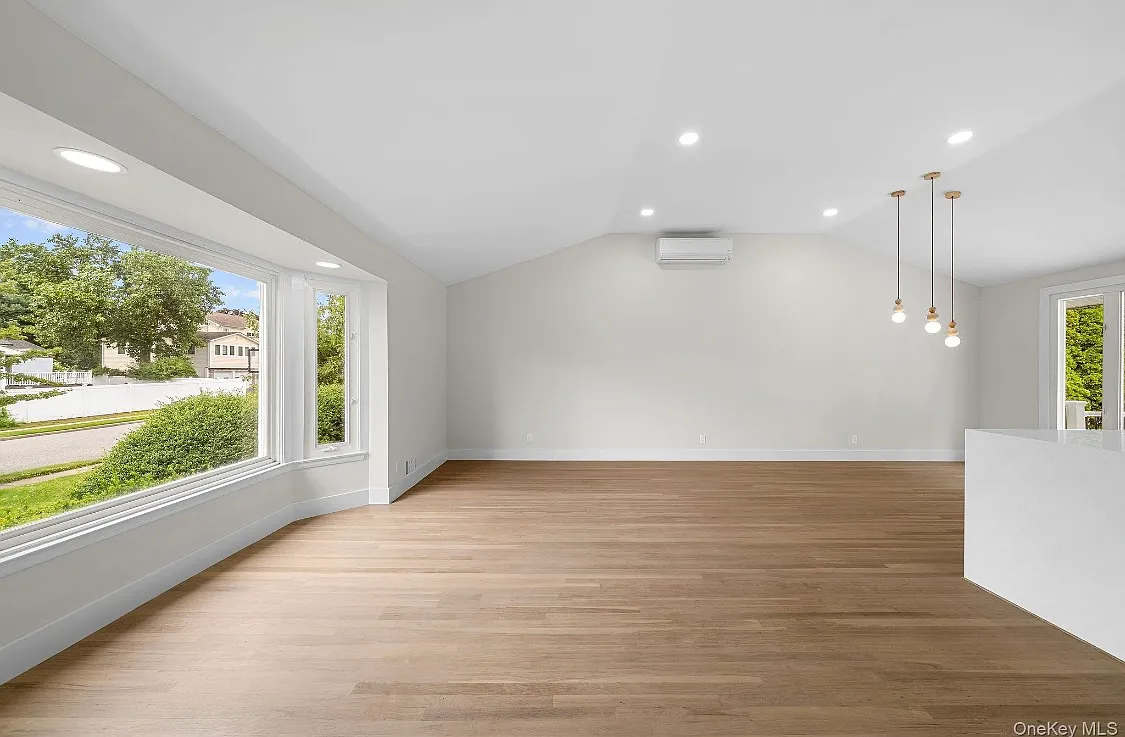 4 bed, 2300 sqft, $8,200 — Photo 2