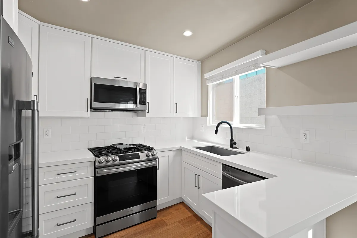 Kitchen - 4837 Hayvenhurst Ave #4