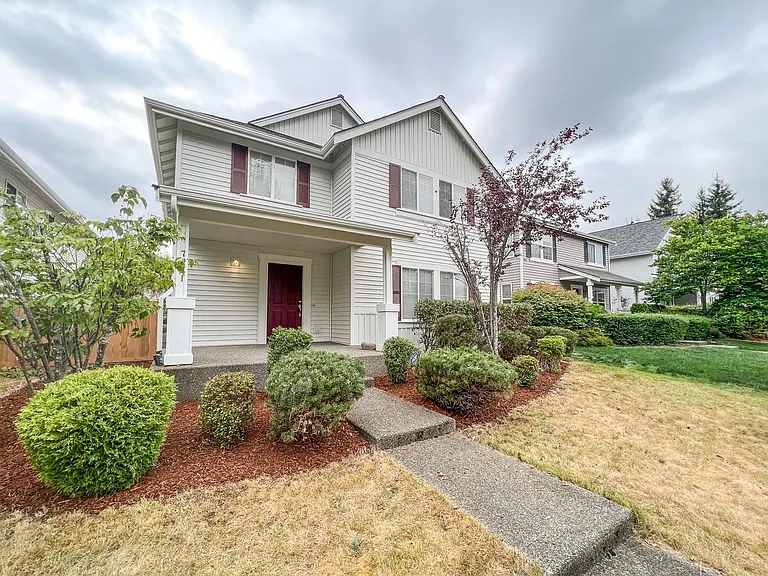 This home is minutes away from the elementary school. Access to about 6 parks within 5 minutes of walking. All nearby roads are flat which makes for easy walking and fearless bike riding for early learners