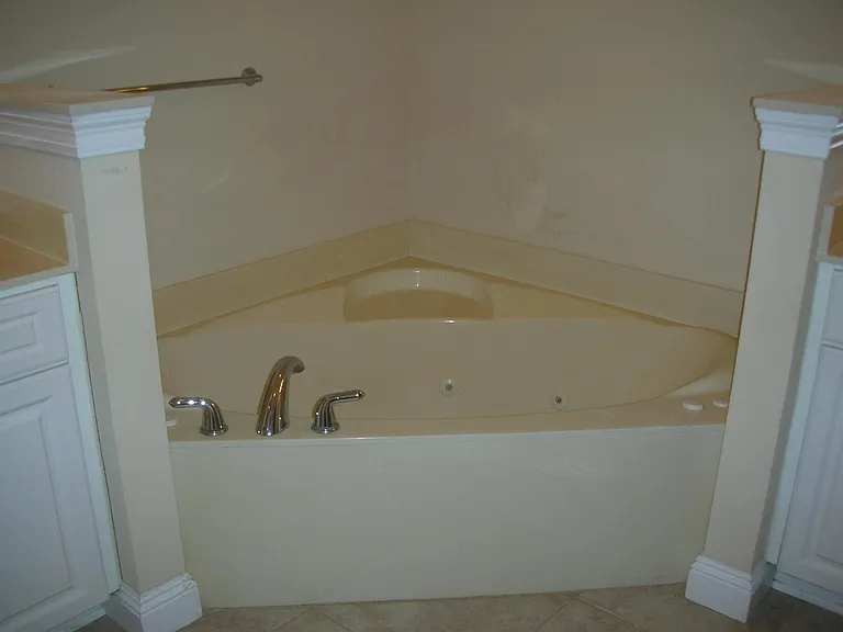 Whirlpool tub