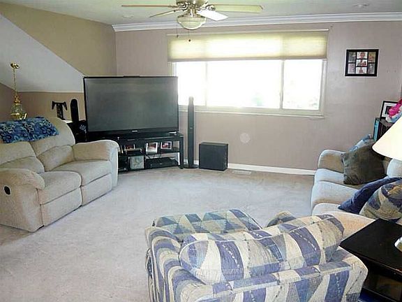 4th image of 407 Anna Marie Dr