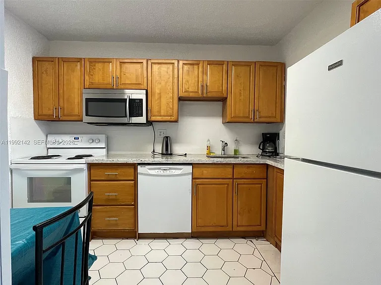 2200 E Hallandale Beach Blvd #605 — Photo 10
