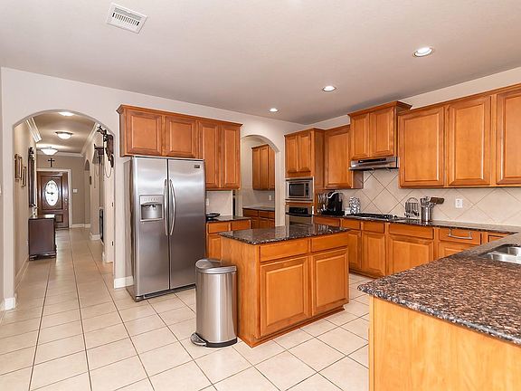 4th image of 1652 Cecina St