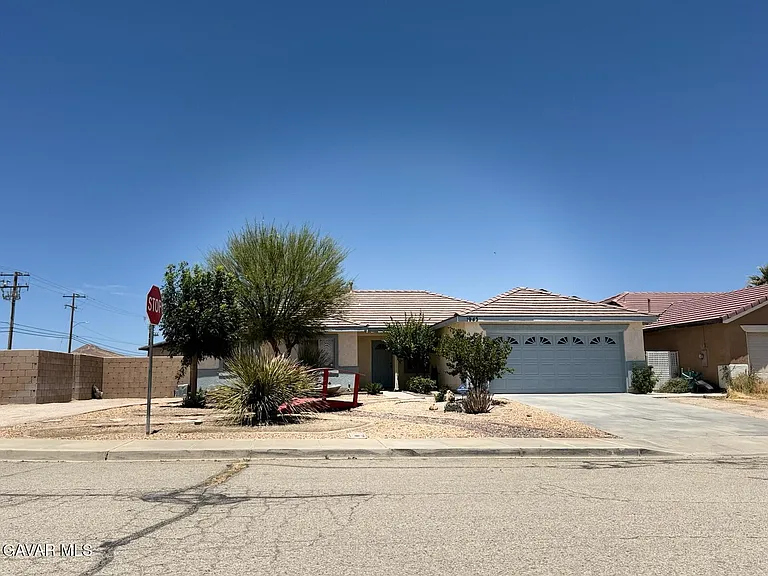 1943 Pengilley Ave — Photo 2