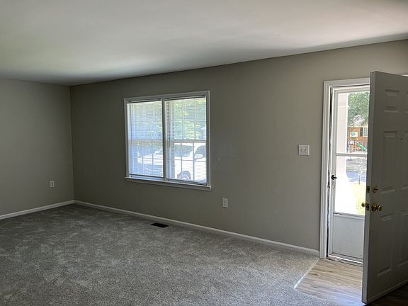 3rd image of 1016 Hazelwood Dr