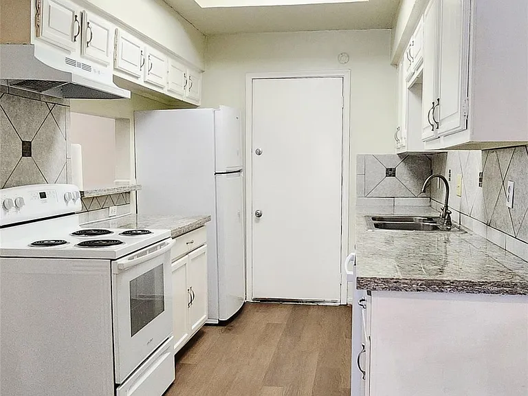 7700 Creekbend Dr #98 — Photo 4