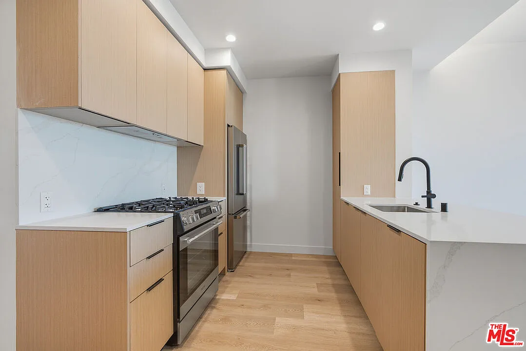 1 bed, 1.0 bath, 752 sqft, $4,295 — Photo 2