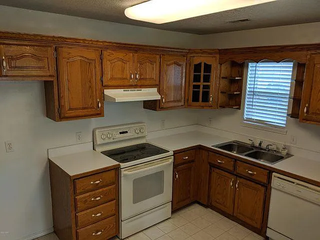 2630 S Highland Ave — Photo 4