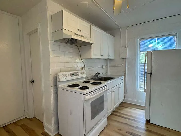 840 NW 5th Ave #6 — Photo 4