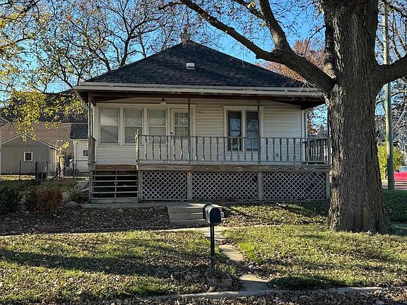 3rd image of 1027 N Platte Ave