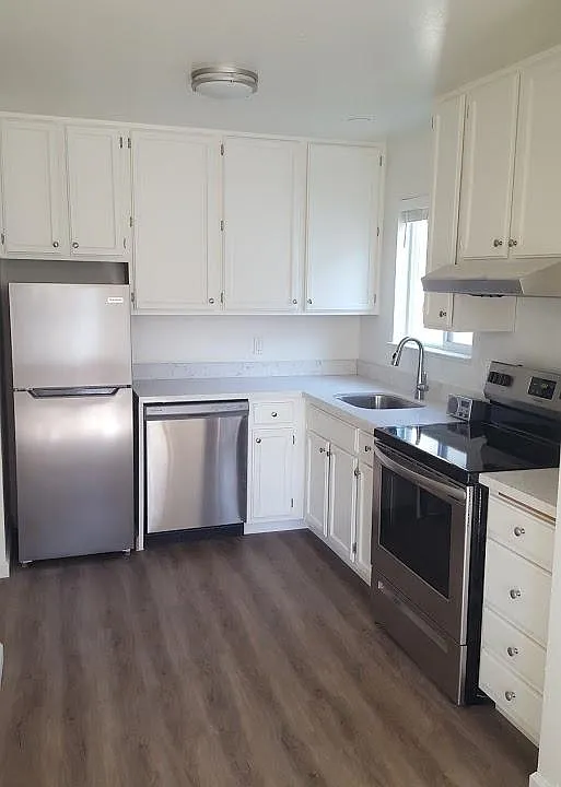 Eat-in kitchen, new appliances, laminate floor.