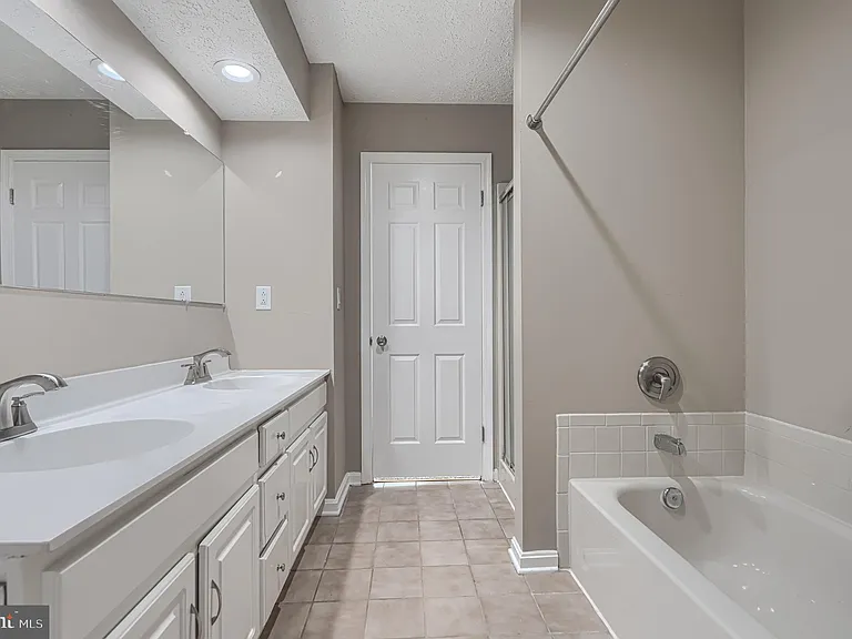 2332 Darby Ct — Photo 16