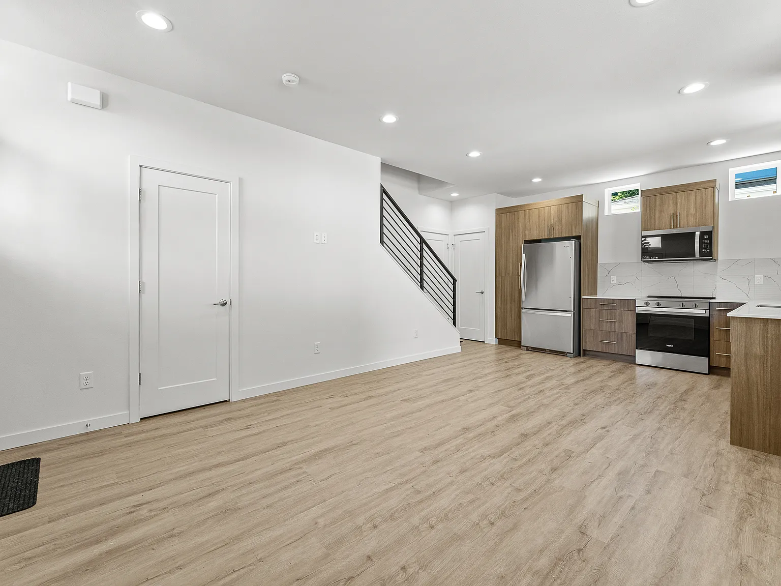 3 bed, 2.5 bath, 1081 sqft, $3,800 — Photo 3