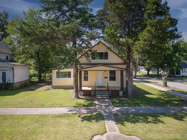 901 E 11th Ave, Winfield, KS 67156