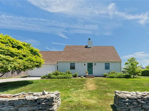 14 Wolcott Ave, Middletown, RI 02842