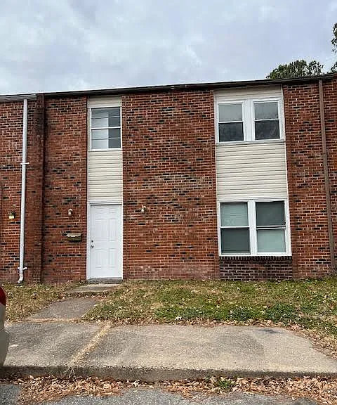 1129 Clydesdale Ln — Photo 1