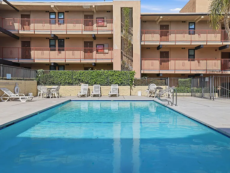 Encino Country Club Apartments — Photo 69