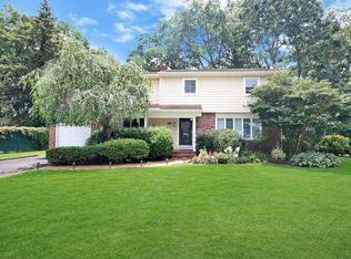 26 Locust Rd, Old Bethpage, NY 11804