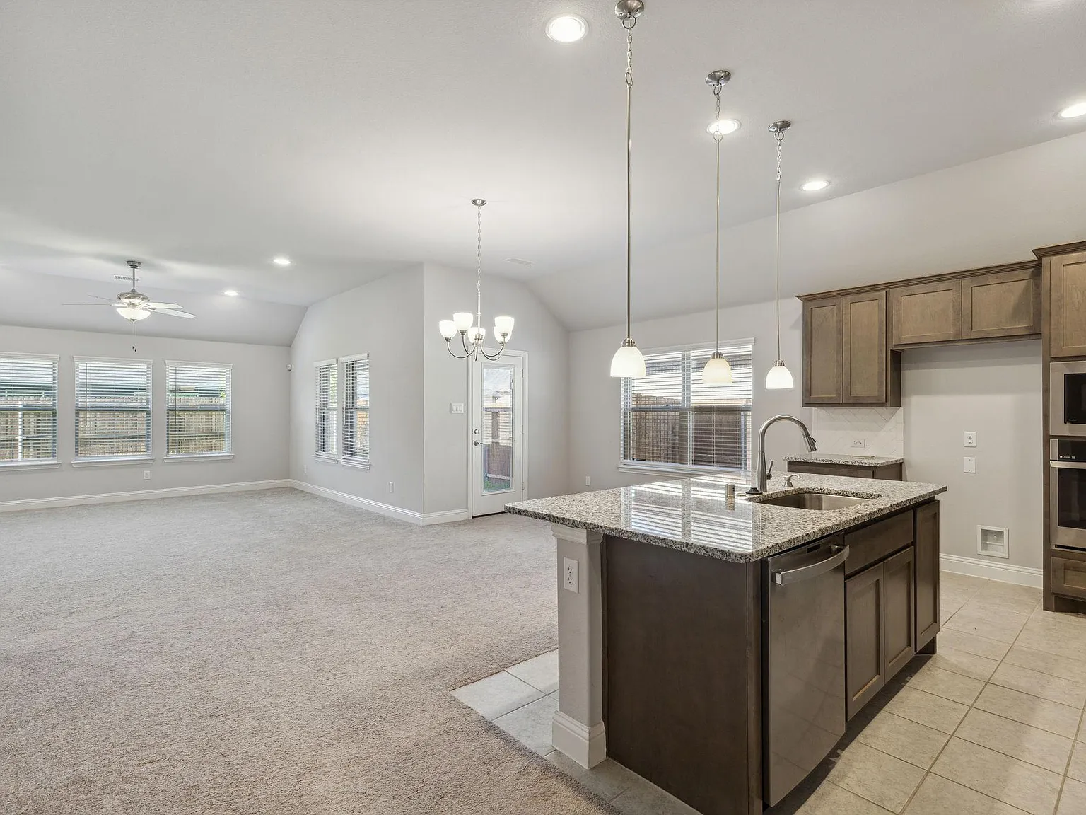 548 Bradley Dr — Photo 4