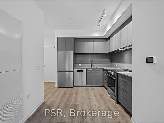 4th image of 101 Roehampton Ave #913