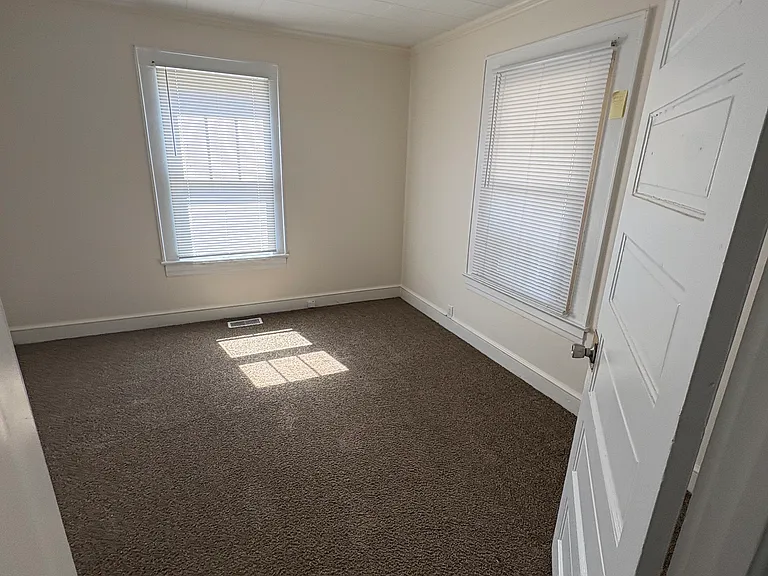 521 Amos St — Photo 4