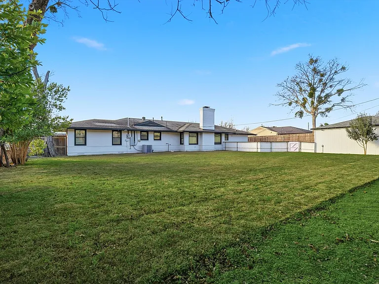 6207 Royal Ln — Photo 21