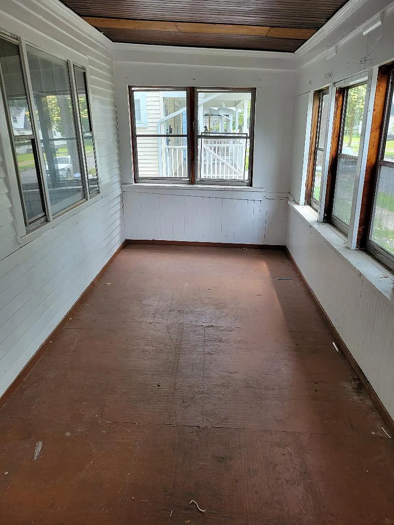 3 bed, 1.5 bath, 1324 sqft, $1,600 — Photo 2