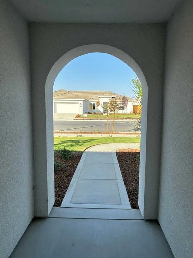 Brand New 4 Bedroom / 2 Bathroom Home for Lease in Sycamore at Stockdale River Ranch (Stockdale H... — Photo 4