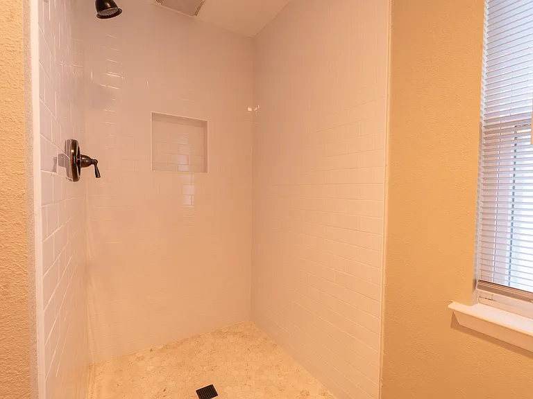 909 Miller Ave #B — Photo 38