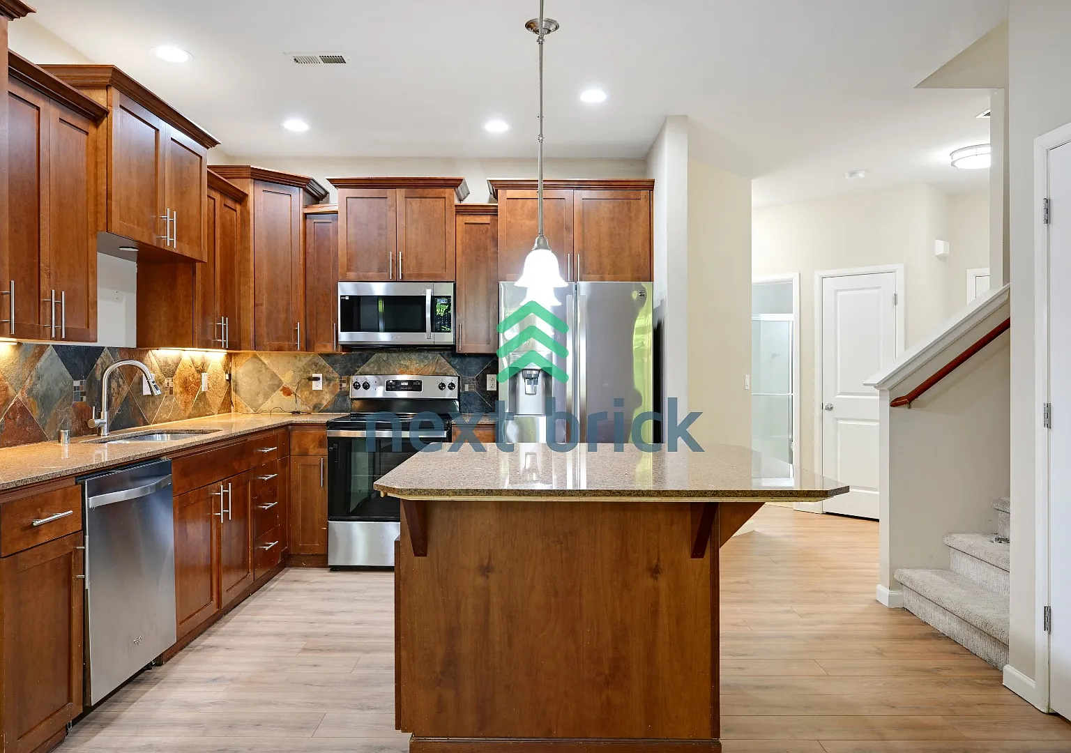 "Spacious 4-Bed Townhouse Retreat: 3.5 Baths & 2400 sq ft of Comfort in Auburn, WA!" — Photo 2