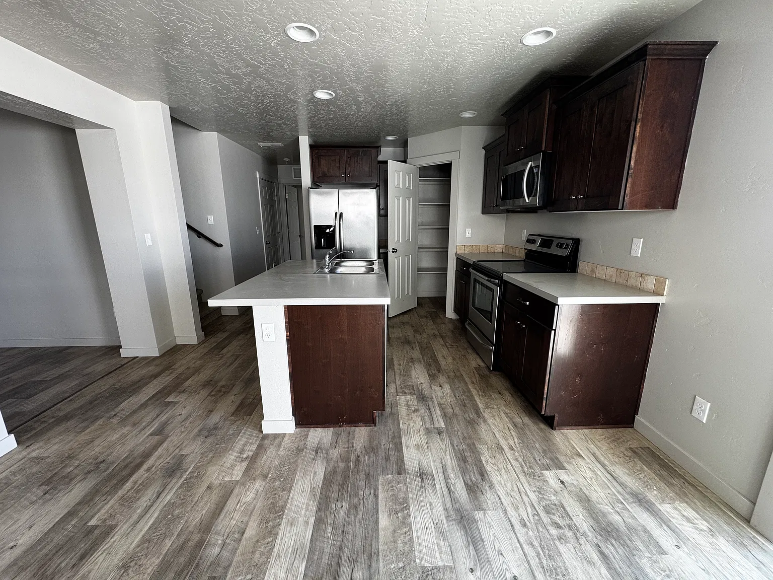 4 bed, 2.5 bath, 2132 sqft, $2,650 — Photo 2
