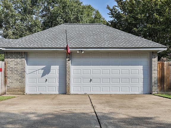 3rd image of 2923 Parkwood Dr