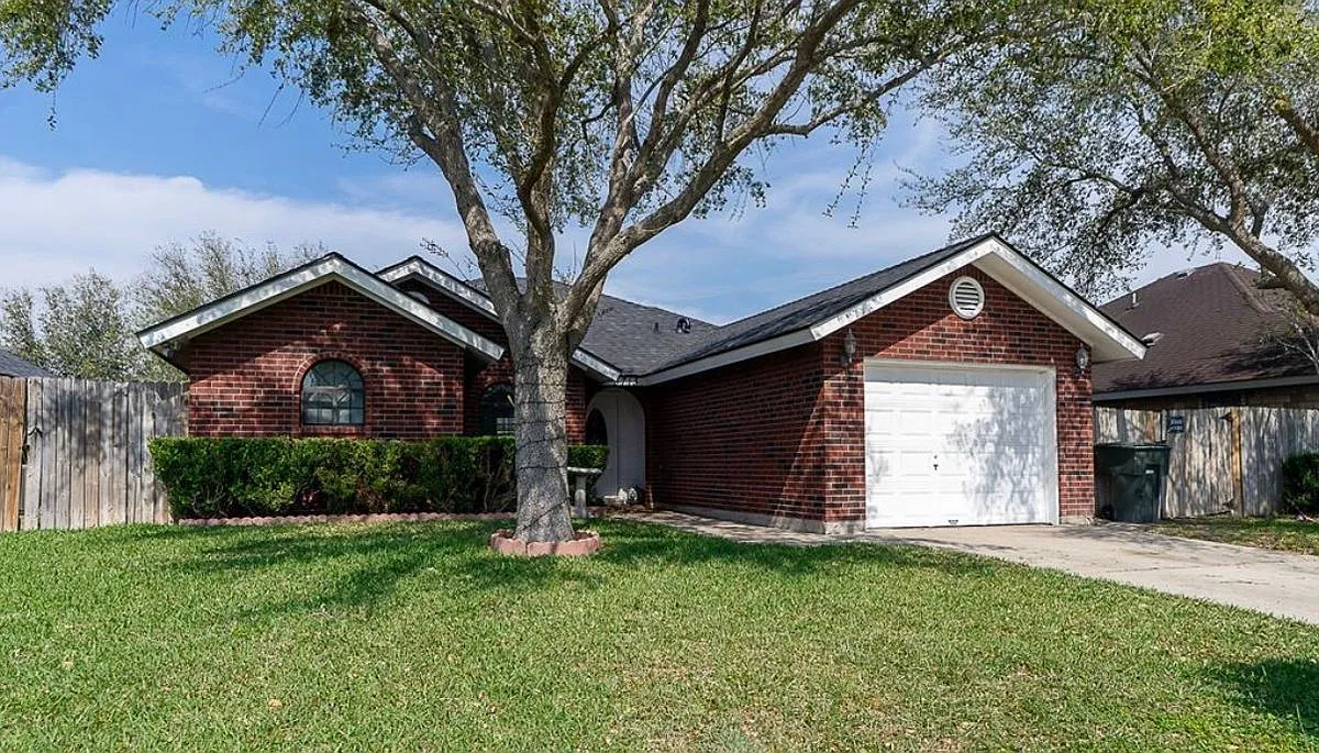 3 bed, 2.0 bath, 1468 sqft, $1,700 — Photo 1