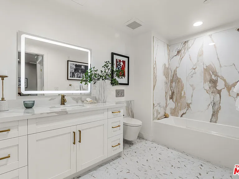 7428 Santa Monica Blvd #202 — Photo 17